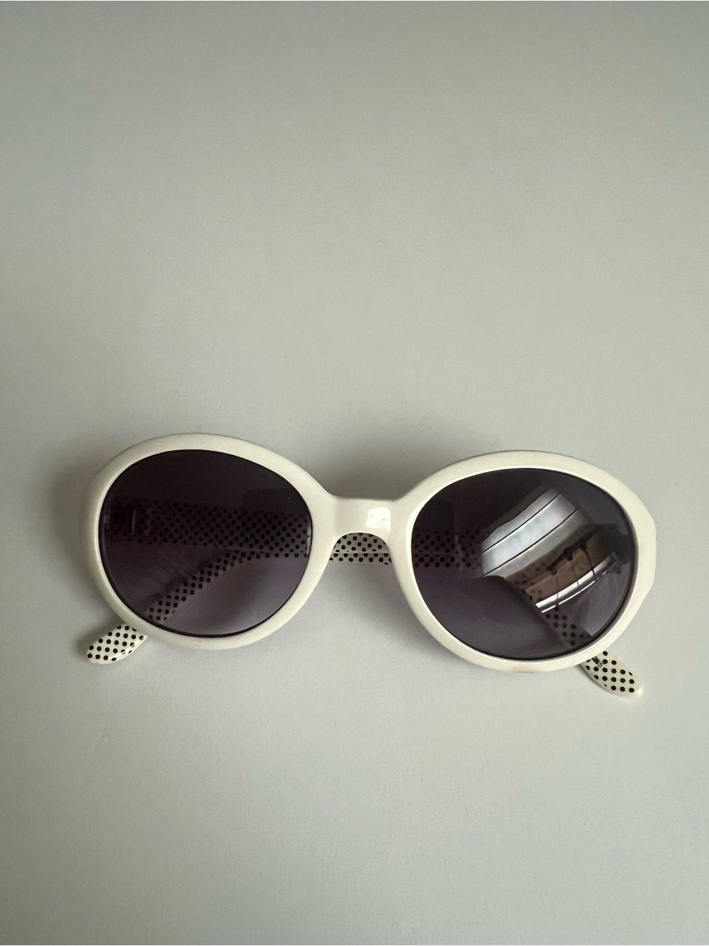 White Oval Sunglasses - Classic Women's Shades mod vintage Style